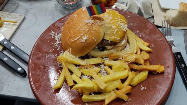 Hamburguesa 3 quesos - La Farruca, San Fernando De Henares