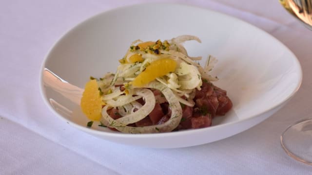 Tartare di tonno con isalata di finocchio arance insalata e prezzemolo - Acqua e Sale, Ravenna