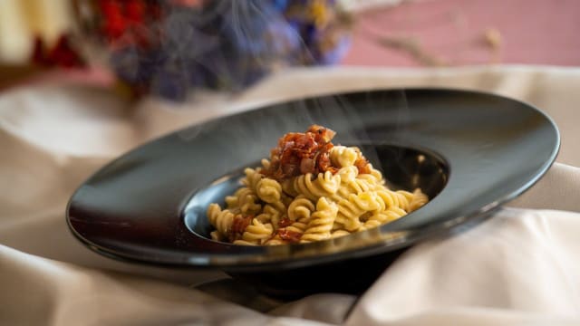 rigatoni fatti in casa con pesto di pistacchi - Marco & Andrea - Agriturismo e Ristorazione