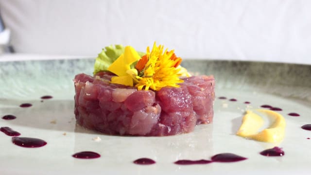 Tartare di tonno, maionese alla curcuma, e caviale di acciughe - Shabby Restaurant