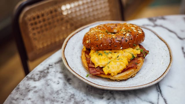 Bagel & eggs - Olivia Lisboa, Lisbon