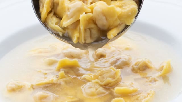 BRODO CON CAPPELLETTI  - Arnaldo - Clinica Gastronomica