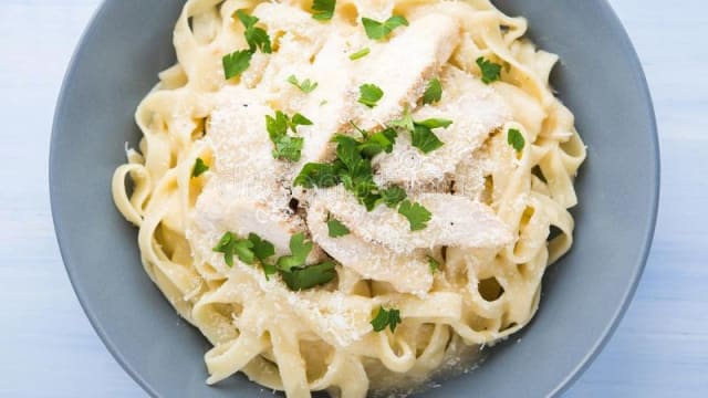 Fettuccine alfredo - Grease American Diner