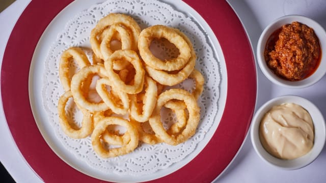 Calamares a la romana tradicionales con salsa mayonesa y romesco - 7 Portes