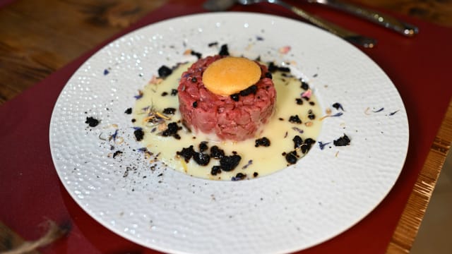 Tartare di manzo con uovo fritto, fonduta e olive nere disidratate - La Ristobottega, Regcal