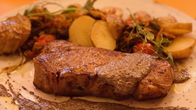 Bife da vazia com molho de cogumelos, batatas ao forno com tomilho limão e legumes salteados - Solo Brewing, Lisbon