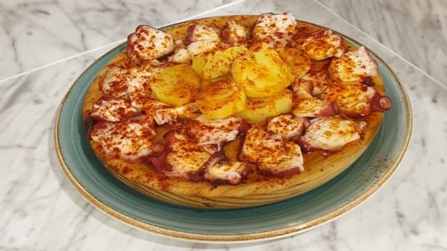 Pulpo a la gallega - Rotonda de Pacífico, Madrid