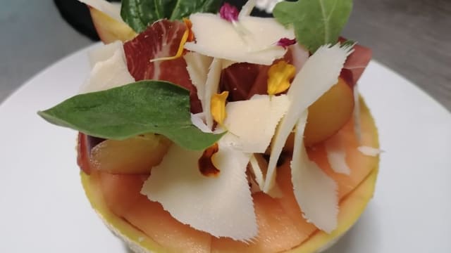 Melone con culatello, scaglie di Parmigiano e pesche noce - Ristorante L'Armonica, Tradate