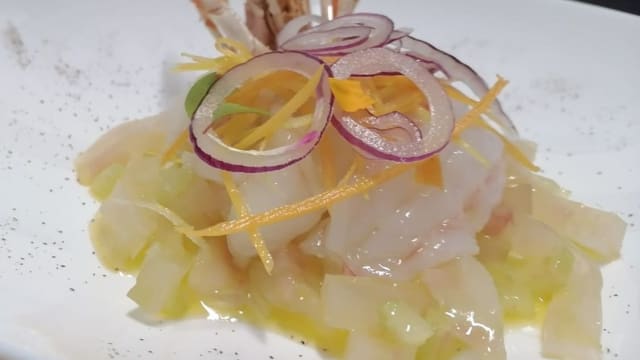 Insalatina di nerInsalatina di nervetti con cipolla rossa, sedano e crudité di scampi  con emulsione al pompelmo rosavetti con cruditè di scampi - Ristorante L'Armonica, Tradate