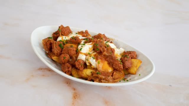 Huevos Rotos Con Chorizo Vegetariano - La Regina