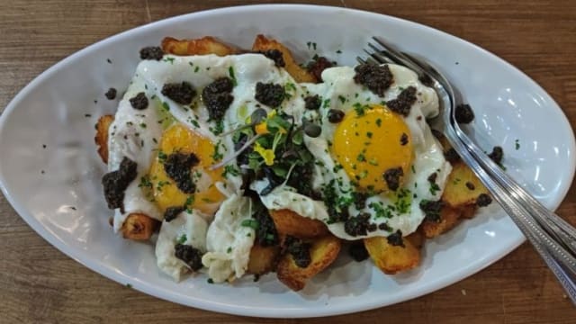 Huevos Rotos Con Tartufata - La Regina