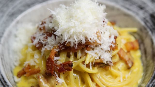 Spaghetti alla carbonara - Angie's, Rome