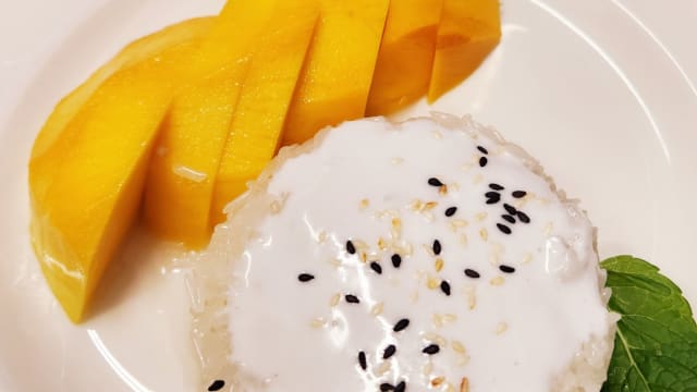 Khao niew ma meung : riz au lait de coco et à la mangue fraîche - Le Petit Thaï, Puteaux