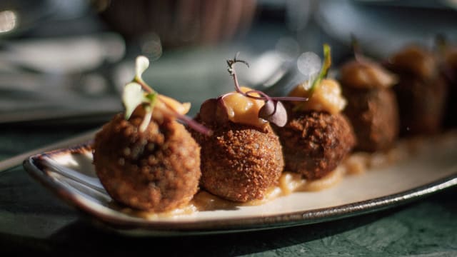 Trufas de morcilla rebozadas en panko con compota de manzana  - La Lupa, Madrid