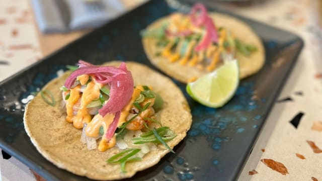 Tacos MX de gambon o de cochinita pibil con salsa cremosa de chipotle (/und) - La Lupa, Madrid