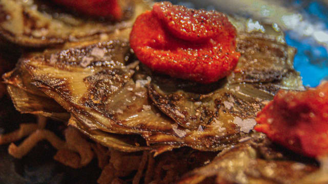 Trio de flor de alcachofa confitada con jamon o con sobrasada sobre wanton (/und) - La Lupa, Madrid