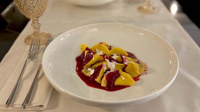 Ravioli Rapa Rossa, Salmone e Timo - Duecentodue Bakery Bistrot