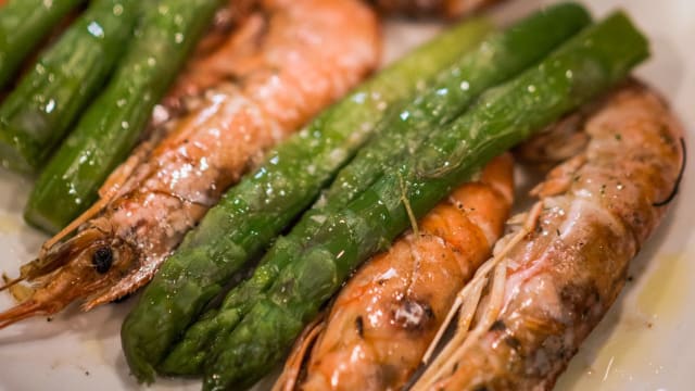 Gambas a la sal con espárragos verdes - Brisa Sin Prisa - Poblenou, Barcelona