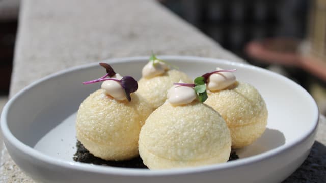 Panipuri de ensaladilla de langostinos sobre tierra de olivas negras y mayonesa cítrica - Terraza Mirador Blue View - Hotel Casa Fuster, Barcelona