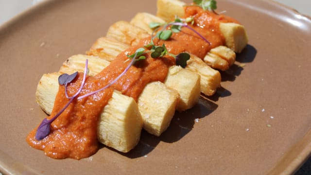 Yucas bravas con salsa romesco “picantona” - Terraza Mirador Blue View - Hotel Casa Fuster, Barcelona