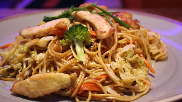 Tallarines {Chowmein} Pollo - Chulo Bar Restaurant, Barcelona