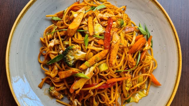 Chowmein  [*Tallarines ] - Chulo Bar Restaurant