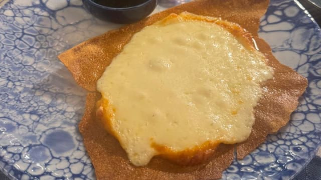 Pecorino arrosto su pani guttiau - IN PARI - Ristorante di Pesce