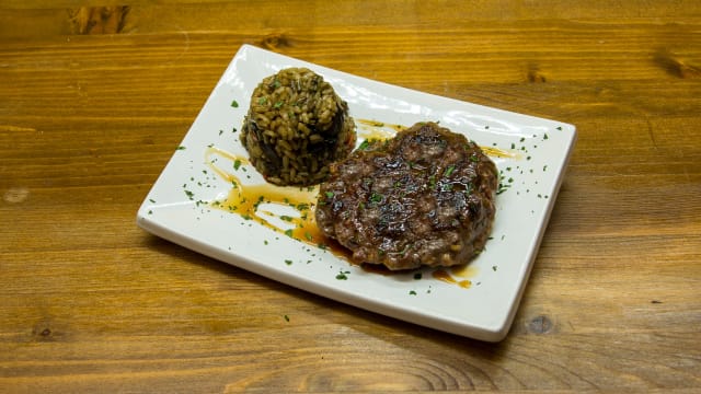 Hamburguesa de ternera (3 tipos de corte) con arroz de setas silvestres ligeramente picante y reducción de Pedro Ximénez - Cal Trapella, Cuina de Mercat, Barcelona