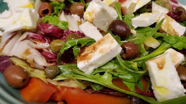 Insalata mista  con feta e olive leccine  - Matre Bistrot, Gallipoli