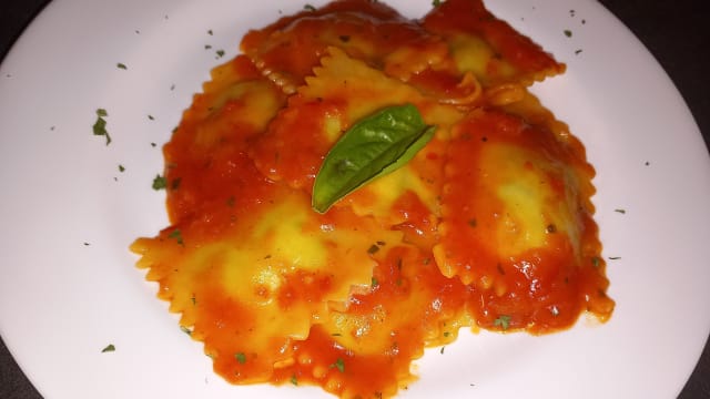 Ravioli ricotta e spinaci pomodoro e basilico fresco  - L'incontro RistoPub