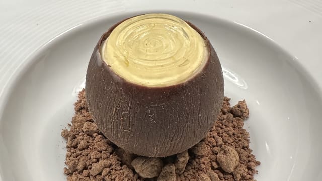 Sfera di mousse al Cocco glassata al cioccolato fondente nero con cuore di mango - La Barca 