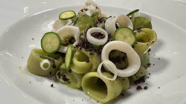 La Calamarata, zucchine, calamari, cipollotto e olive riviera - La Barca 