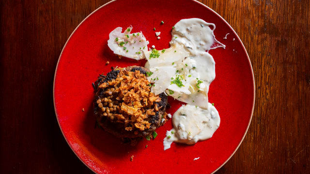 Hamburguer de borrego como "kefta", arroz negro, lentilha, couve flor, molho de iogurte e hortelã - Clube de Jornalistas