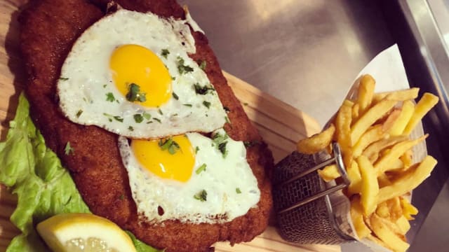 Milanesa a caballo - Café El Sur, Paris