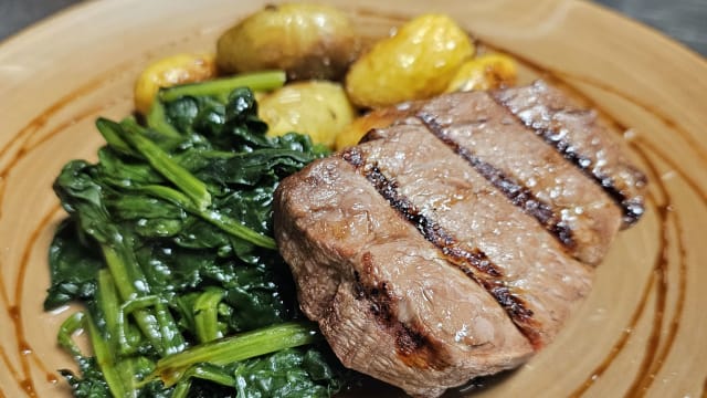 Filetto di manzo con riduzione al vermouth, verdurine di stagione e patate al rosmarino  - Pavì wine restaurant, Locorotondo