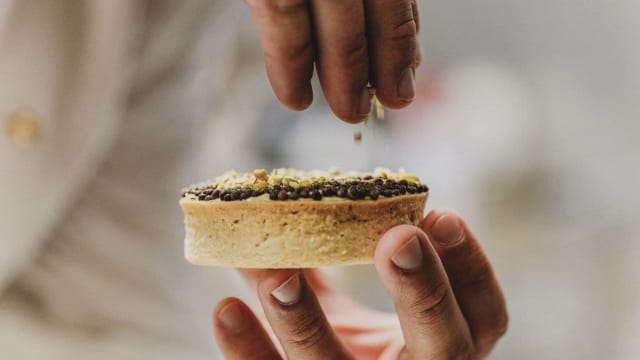 Tartelletta con caramello salato, crema di pistacchio  e caviale di cioccolato.  - Lazzaro and Caterina, Gallipoli