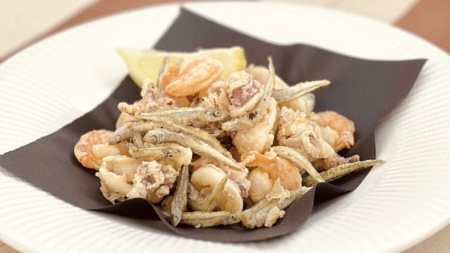 Fritto di calamari, gamberi rosa e latterini. - Lazzaro and Caterina