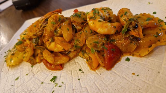 RAVIOLI DI BRANZINO CON POMODORINI FIORI DI ZUCCA E MAZZANCOLLE - La Ripetta