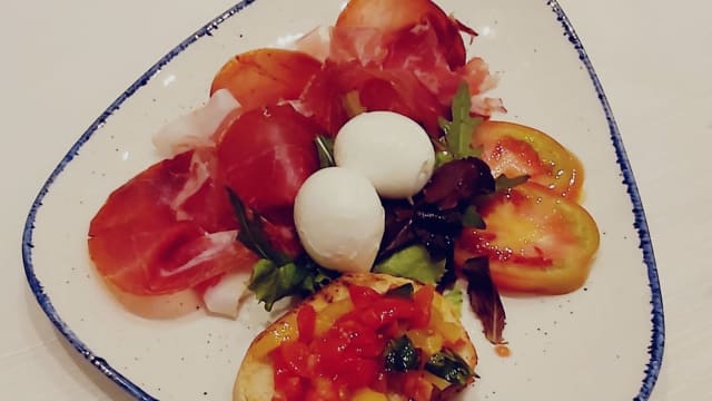 Culatello ham and buffalo mozzarella, bruschetta with cherry tomatoes - Ristorante Garum