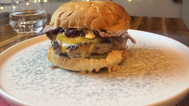 Hamburger 200gr di manzo, cheddar, guanciale, cipolle rosse caramellate al vino rosso & secret sauce servito con patate arrosto - BaccoMatto Firenze