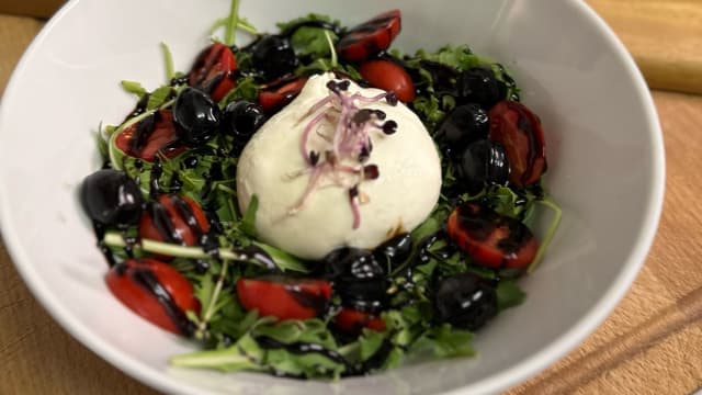 Insalata di rucola, burrata, pomodorini ciliegie, olive nere e balsamico - BaccoMatto Firenze