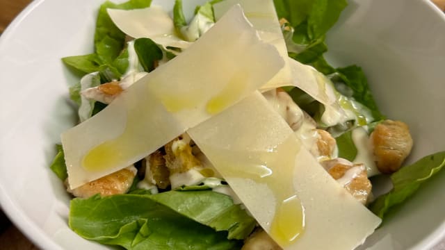 Insalata Caesar con pollo, salsa caesar, scaglie di parmigiano e crostini - BaccoMatto Firenze