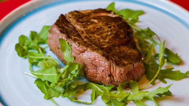 Filetto di manzo toscano servito con cipollotto - BaccoMatto Firenze