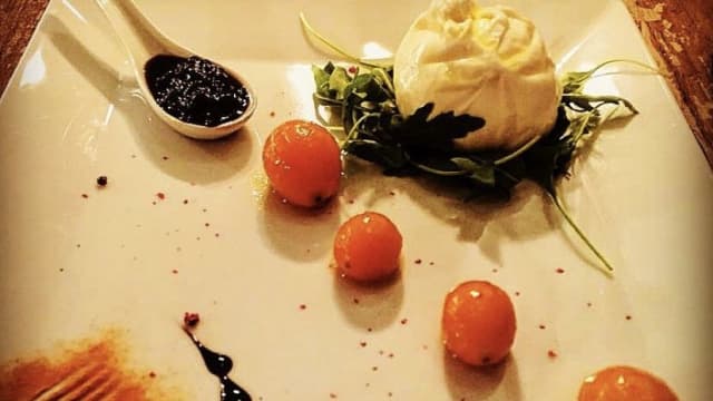 Burrata con salmone affumicato e granella di pistacchio - Essenza Wine Bar, Rome