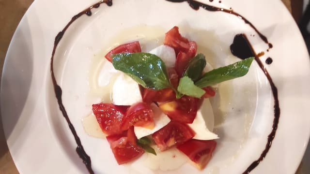 Caprese di mozzarella maremmana con pomodorini - La Bottega di via Maggio, Florence