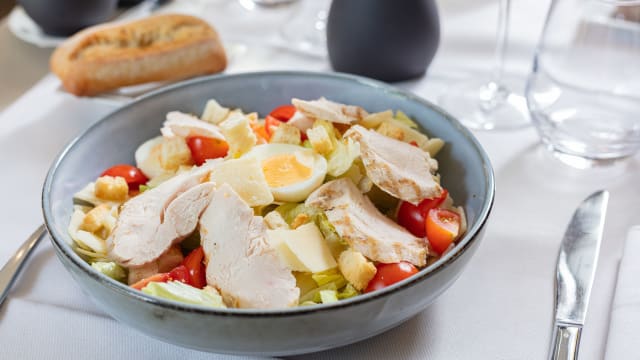 Salade César au Poulet - Café Brasserie Beau-Soleil