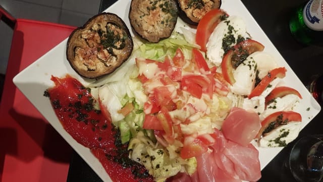 Antipasti All’Italiana (Poivrons au four, aubergines au four, jambon cru d’Italie, Bruschetta al Pomodoro) - Minatonio, Paris