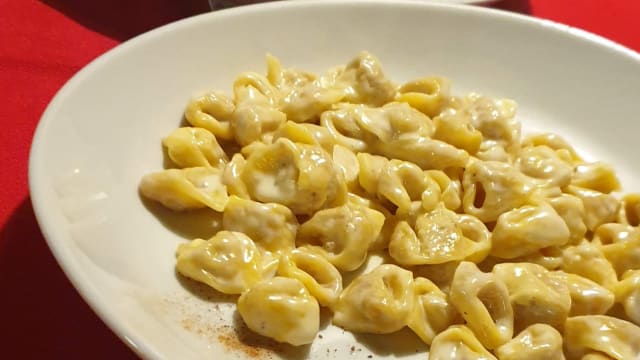 Tortellini in brodo o alla panna - La Loggia delle Streghe