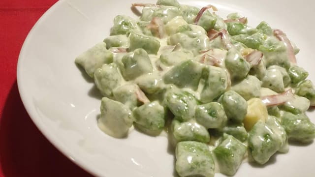 Gnocchetti di patate e spinaci con speck e panna - La Loggia delle Streghe