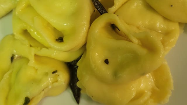 Tortelloni di ricotta burro e oro - La Loggia delle Streghe